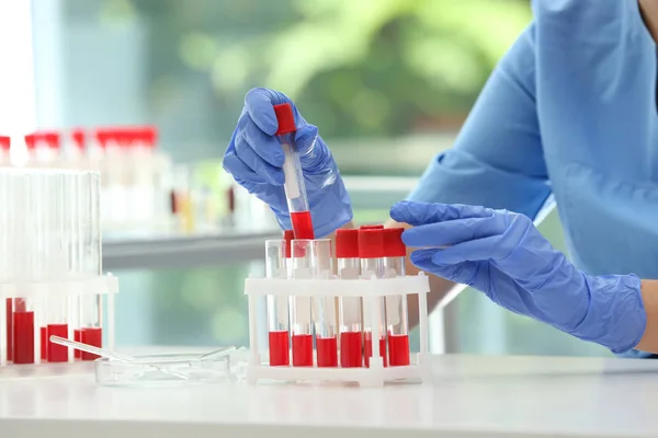 Bilim Adamı Holding Tüp Kan Örneği Laboratuvar Masasında Ile — Stok fotoğraf
