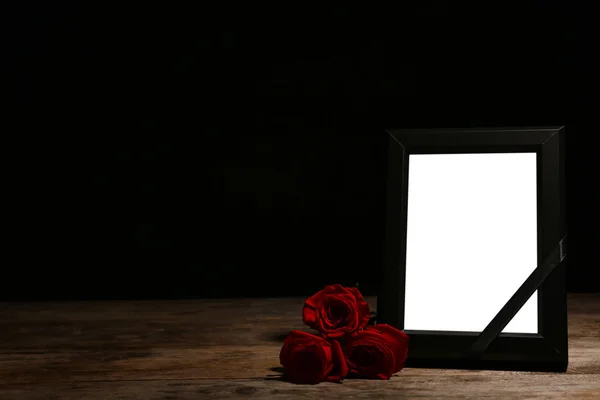 Cornice Vuota Con Nastro Nero Rose Sul Tavolo Simbolo Funebre — Foto Stock