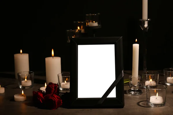 Leeg Frame Met Zwart Lint Kaarsen Rozen Tafel Begrafenis Symbool — Stockfoto