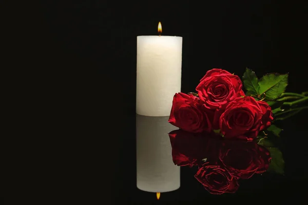 Hermosas Rosas Rojas Velas Sobre Fondo Negro Símbolo Funerario —  Fotos de Stock