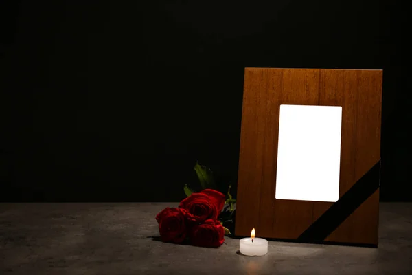 Κενό Πλαίσιο Μαύρη Κορδέλα Κερί Και Τριαντάφυλλα Στο Τραπέζι Κηδεία — Φωτογραφία Αρχείου