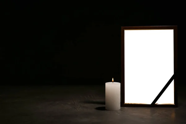 桌子上有黑色丝带和蜡烛的空框 葬礼标志 — 图库照片