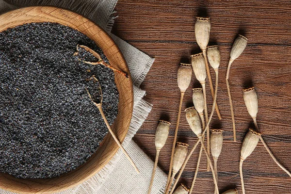 Torka Vallmo Huvuden Och Platta Med Frön Trä Bakgrund Ovanifrån — Stockfoto