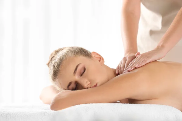 Ontspannen Vrouw Ontvangen Rug Massage Het Wellnesscentrum — Stockfoto