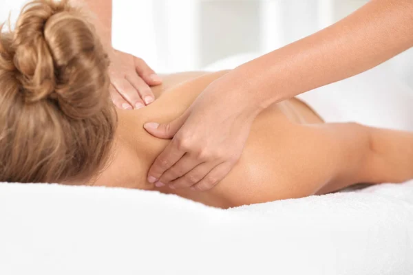 Ontspannen Vrouw Ontvangen Schouders Massage Het Wellnesscentrum — Stockfoto