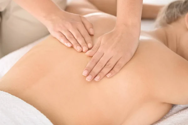 Entspannte Frau Erhält Rückenmassage Wellness Center — Stockfoto