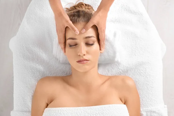 Ontspannen Vrouw Ontvangen Hoofd Massage Het Wellnesscentrum Bovenaanzicht — Stockfoto