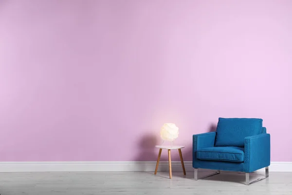 Comfortabele Leunstoel Lamp Tafel Buurt Van Kleur Muur Met Ruimte — Stockfoto