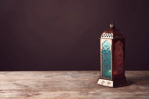 Muslimische Lampe Mit Kerze Auf Holztisch Fantasievoll Als Ramadan Symbol — Stockfoto