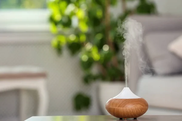 Lámpara Difusora Aceite Aromático Sobre Mesa Sobre Fondo Borroso — Foto de Stock