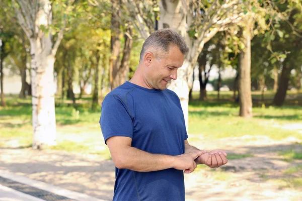 Homme Vérifiant Pouls Extérieur Jour Ensoleillé — Photo