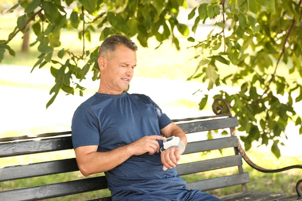 Man Controle Pulse Buitenshuis Een Zonnige Dag — Stockfoto