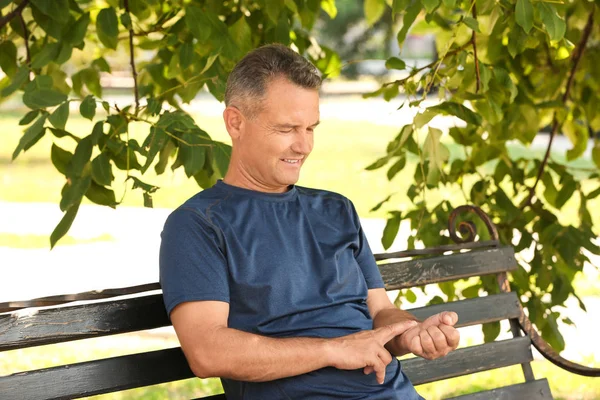 Homme Vérifiant Pouls Extérieur Jour Ensoleillé — Photo