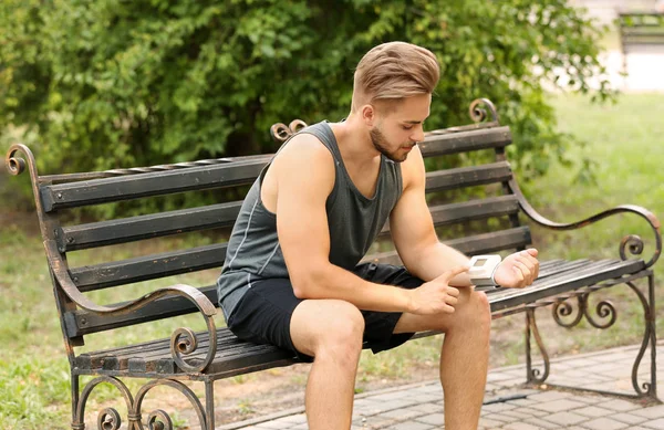 Kontrol darbe genç adam açık havada güneşli günde