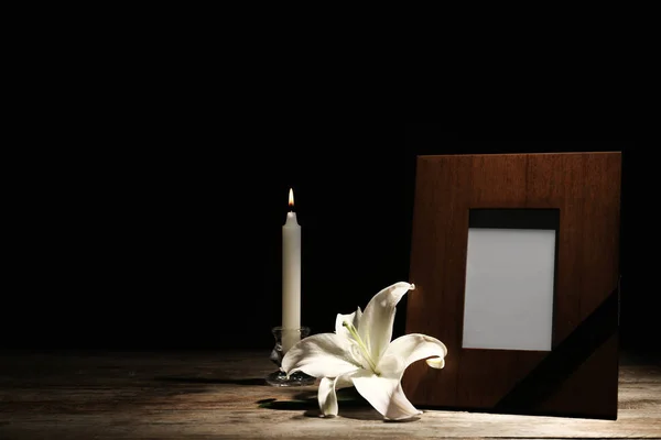 Pohřeb Fotorámeček Hořící Svíčku Bílá Lilie Tmavém Pozadí — Stock fotografie