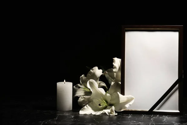 Moldura Para Fotos Funerárias Velas Acesas Flores Lírio Fundo Escuro — Fotografia de Stock