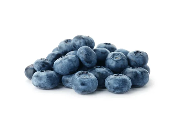 新鲜成熟的蓝莓 白色背景上的堆 — 图库照片