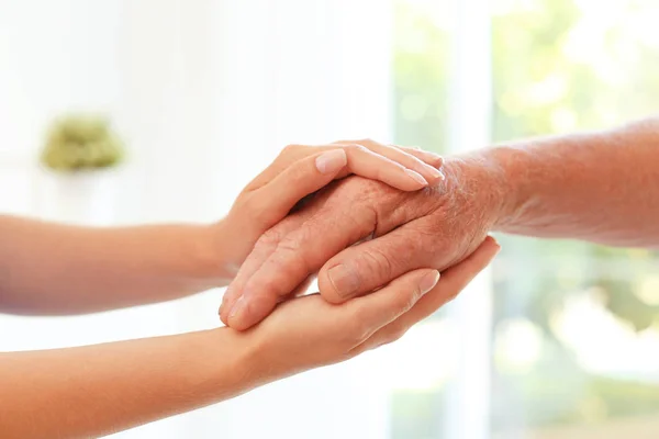 Pomaganie Dłoniom Rozmytym Tle Zbliżenie Koncepcja Opieki Nad Osobami Starszymi — Zdjęcie stockowe