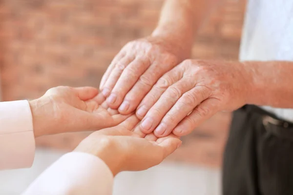 Hjälper Händerna Suddig Bakgrund Närbild Begreppet Äldreomsorg — Stockfoto