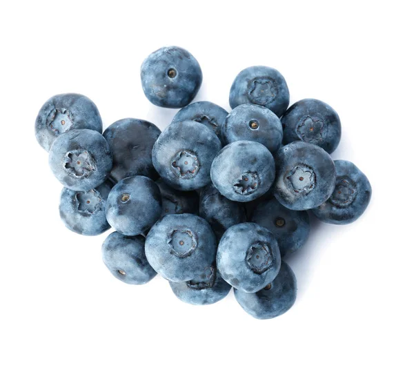 在白色背景美味多汁成熟的蓝莓 — 图库照片