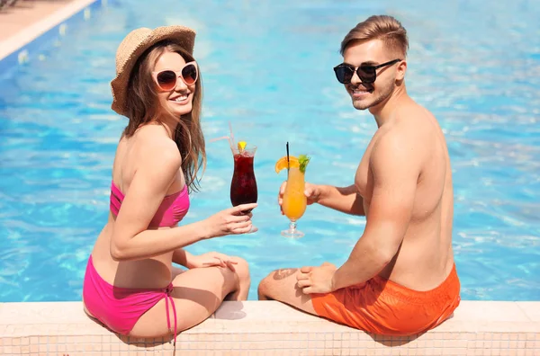 Young Couple Cocktails Pool Sunny Day — Stock Photo, Image