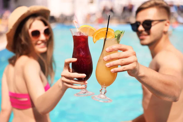 Junges Paar Mit Cocktails Pool Sonnigen Tagen Nahaufnahme — Stockfoto