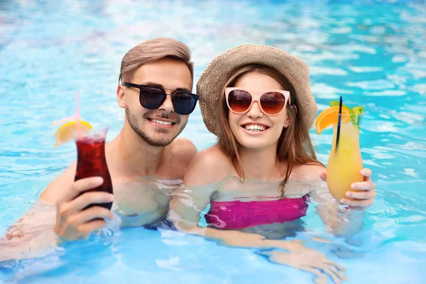 Giovane Coppia Con Cocktail Piscina Nella Giornata Sole — Foto Stock