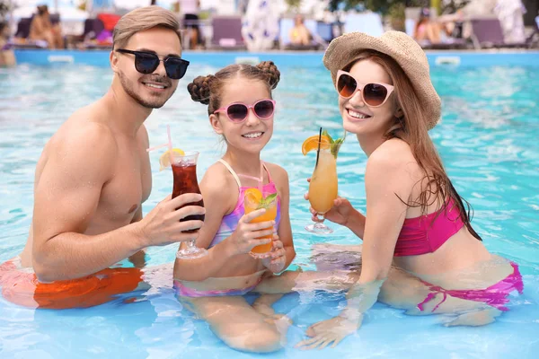 Familia Feliz Con Cócteles Piscina Día Soleado — Foto de Stock