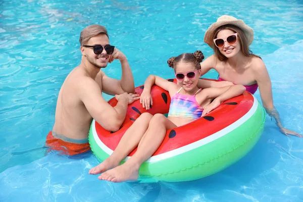 Bonne Famille Dans Piscine Jour Ensoleillé — Photo