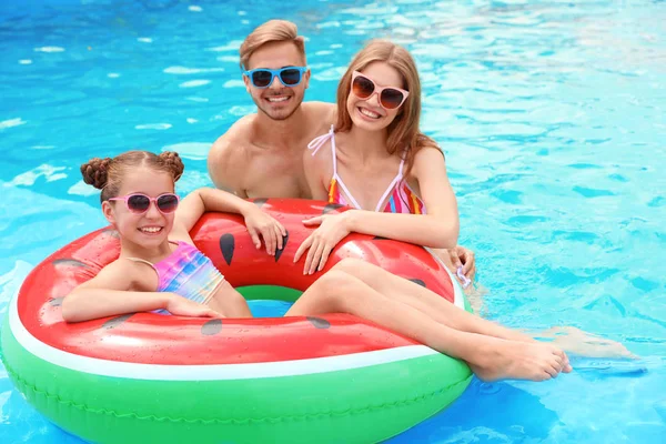 Glückliche Familie Sonnigen Tag Pool — Stockfoto