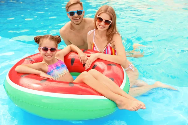 Glückliche Familie Sonnigen Tag Pool — Stockfoto