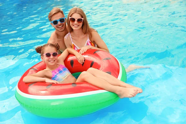 Bonne Famille Dans Piscine Jour Ensoleillé — Photo