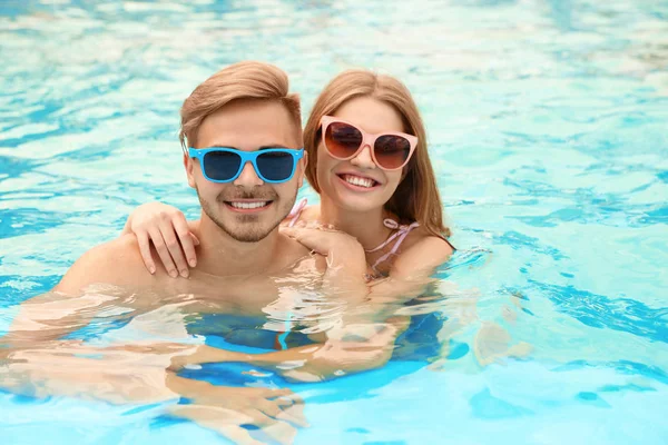 Junges Paar Sonnigem Tag Pool — Stockfoto