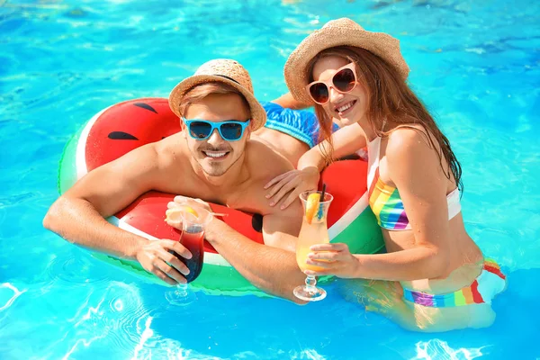 Junges Paar Mit Cocktails Pool Sonnigem Tag — Stockfoto