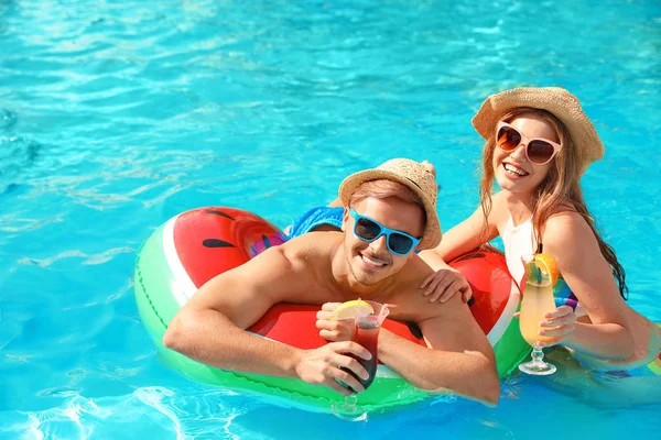 Junges Paar Mit Cocktails Pool Sonnigem Tag — Stockfoto