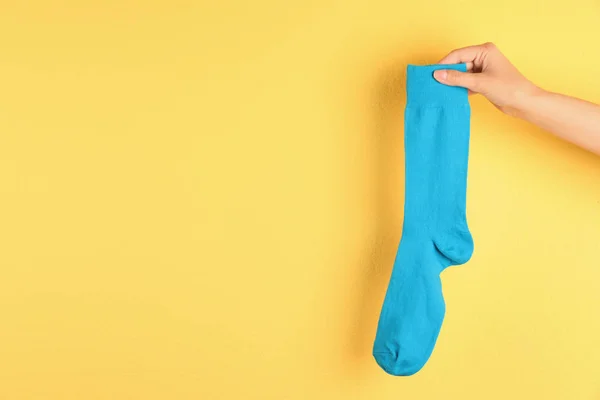 Женщина Держит Яркий Носок Пространство Дизайна Цветном Фоне — стоковое фото