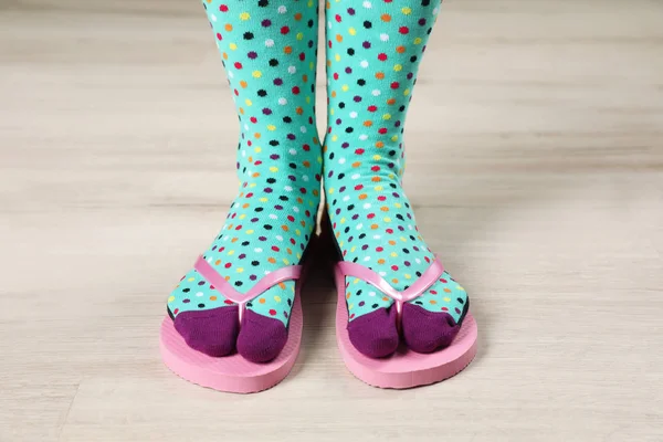 Yerde Duran Parmak Arası Terlik Ile Parlak Çorap Giyen Kadın — Stok fotoğraf