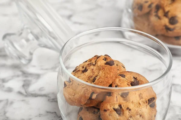 Csokoládé Chip Cookie Kat Asztalra Vértes Jar — Stock Fotó