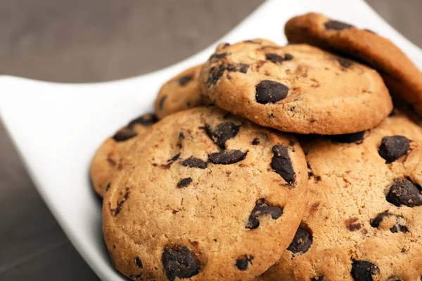 Csokoládé Chip Cookie Kat Szürke Háttér Vértes Lemez — Stock Fotó