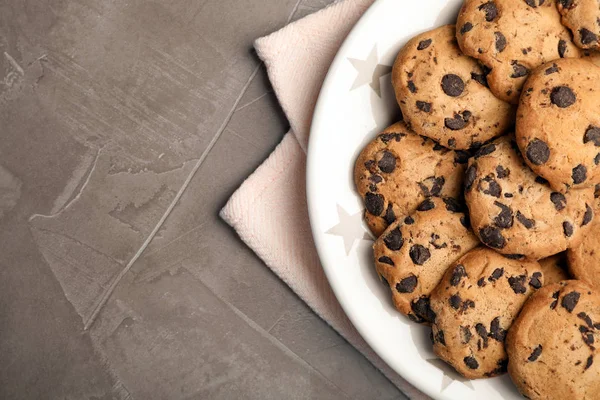 Plate Chocolate Chip Cookies Space Text Grey Background Top View — Stock Photo, Image