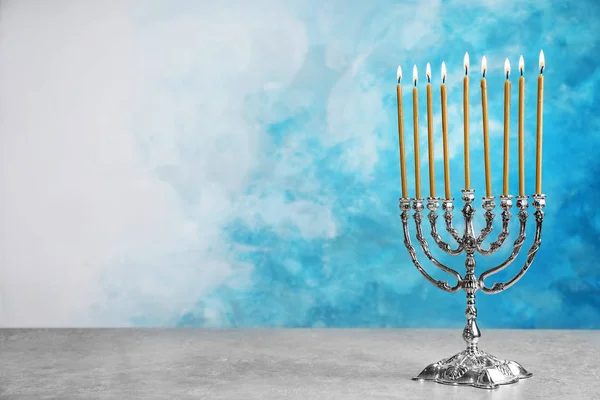 Hanoukka Menorah Sur Table Sur Fond Couleur — Photo