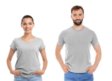 Beyaz arka plan üzerine açık görünümü genç kadın ve erkekte gri t-shirt. Mockup tasarım için