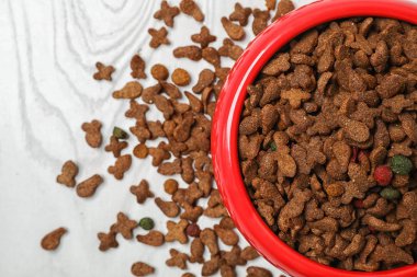Kedi ya da köpek ahşap arka plan üzerinde için gıda ile top. Evde beslenen hayvan kaygı