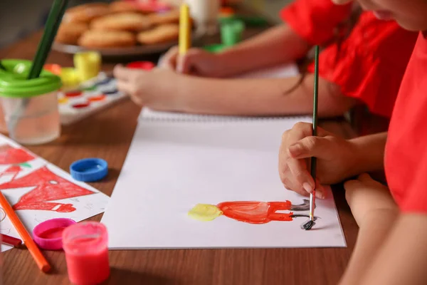 Criança Pintando Quadro Casa Celebração Natal — Fotografia de Stock