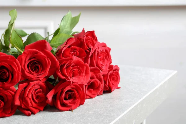 Красиві Червоні Квіти Троянди Столі Приміщенні — стокове фото