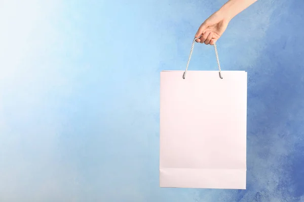 Mulher Segurando Saco Compras Papel Fundo Cor — Fotografia de Stock