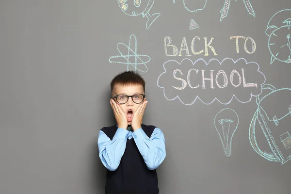 Kindje Uniform Buurt Van Tekeningen Met Tekst Terug Naar School — Stockfoto