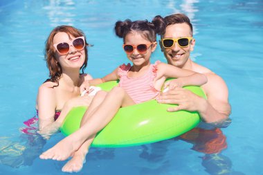 Mutlu aile Resort'ta yüzme havuzunda