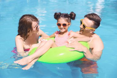 Mutlu aile Resort'ta yüzme havuzunda