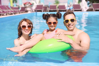 Mutlu aile Resort'ta yüzme havuzunda